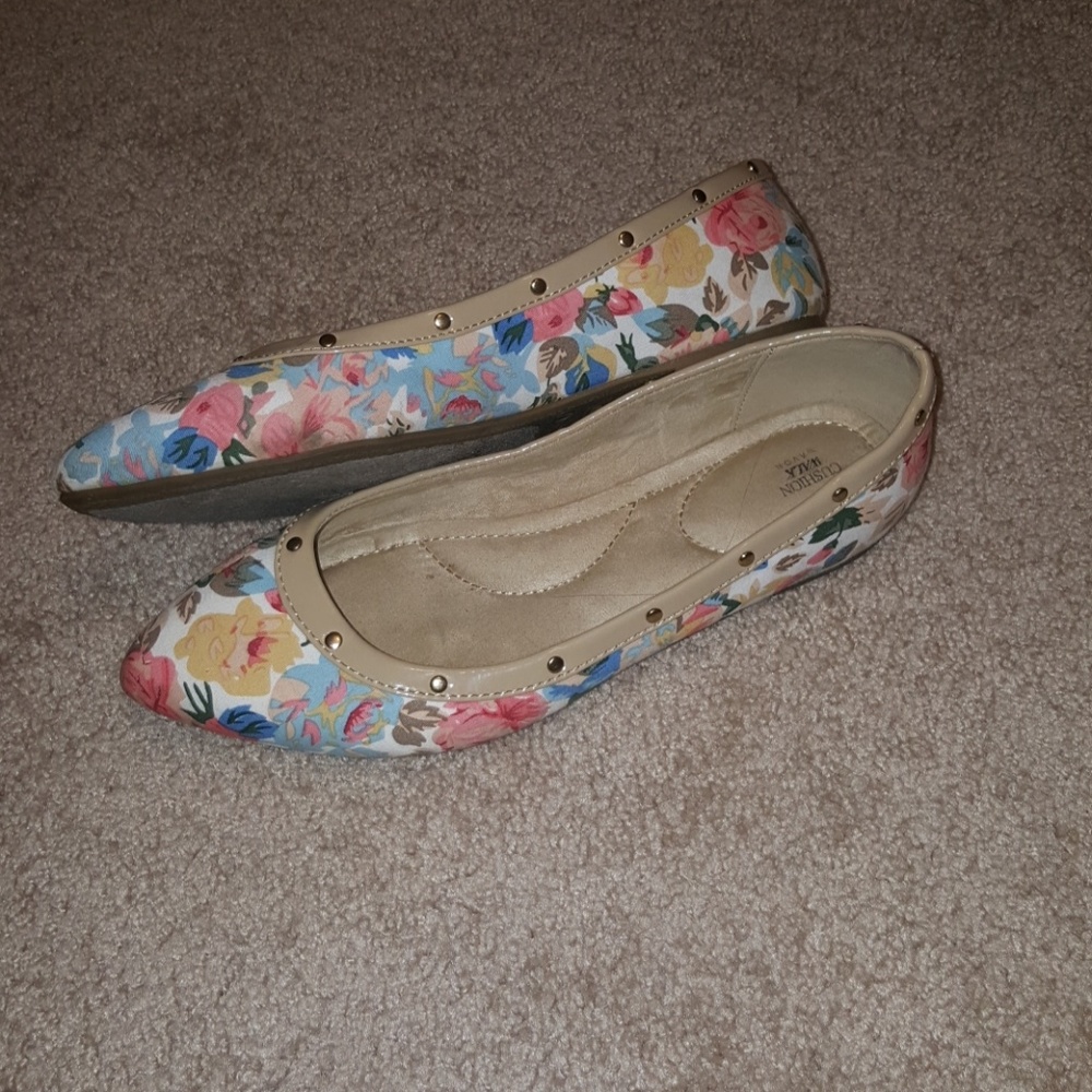 Floral pointed toe flats with cushion insoles